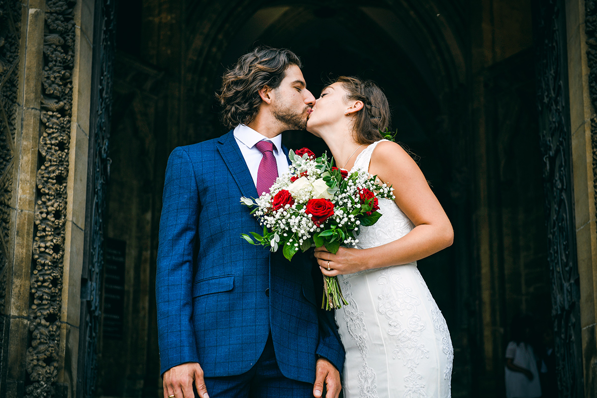 newly-wed-couple-on-the-church-steps-T7DLWSZ.jpg